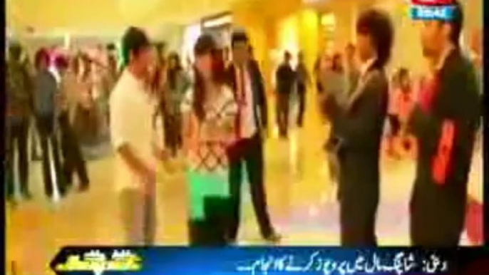 Girlfriend Hitting boy friend in mall during proposal