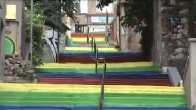 Merdivenler Yeniden Rengarenk