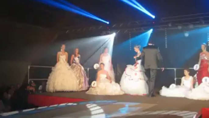 Défilé en robe de mariée à l'élection de Miss Ternois