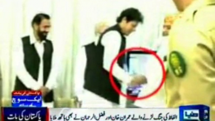 Expose - Imran Khan U-Turn, shake hands with Nawaz Sharif & Maulana Fazl ur Rehman