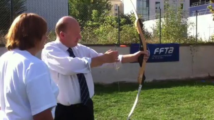 Didier Paillard, maire de Saint-Denis s'initie lors de la journée portes ouvertes initiation tir à l'arc US-GAZELEC Paris/Plaine-Saint-Denis