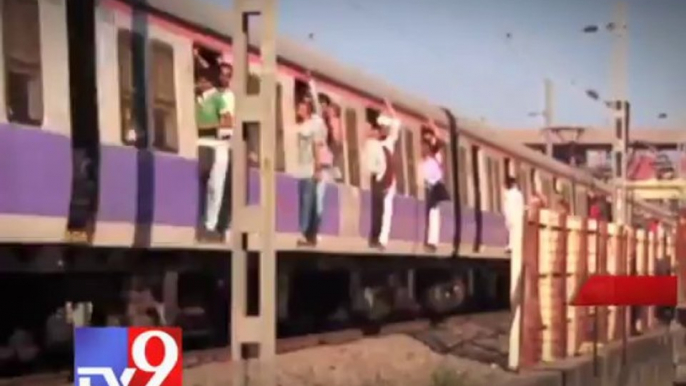 Tv9 Gujarat - LIVE Minor childrens performs stunt on Railway Track , Mumbai