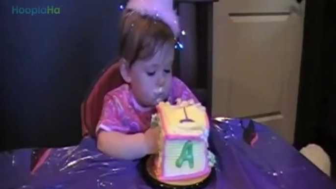 Des bébés et leur premiers gateaux d'anniversaires. Trop mignon!