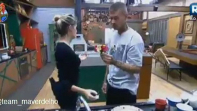 De manhã, Mateus leva flores para Barbara na cozinha, 25/09