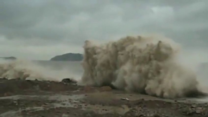 Vagues géantes de l'Ouragan Fitow en Chine!!