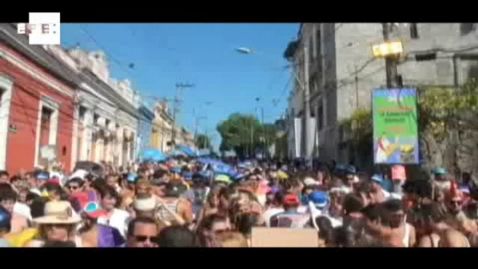 Cariocas e turistas se contagiam com a alegria do carnaval de rua do Rio de Janeiro