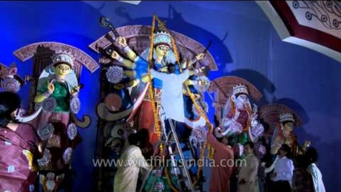 Devotees offer the garland to Maa Durga on Maha Shashthi day