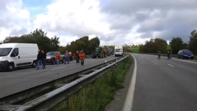 Ecotaxe. Pont-de-Buis : 100 m séparent gendarmes et opposants