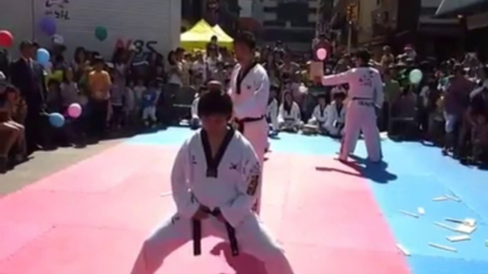 Démo de Tae Kwondo qui fini mal! Coup de pied dans la tronche!