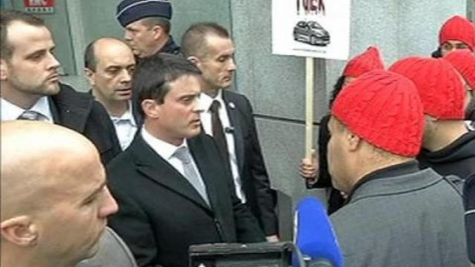 Manuel Valls attendu par des bonnets rouges devant les studios de BFMTV - 12/11