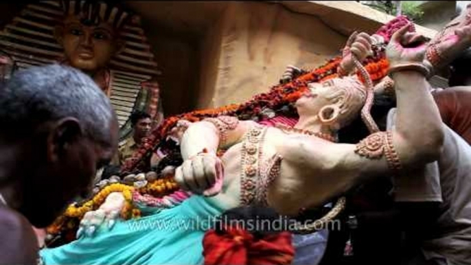 Heavy idols of Goddess Durga being lifted in truck: Kolkata