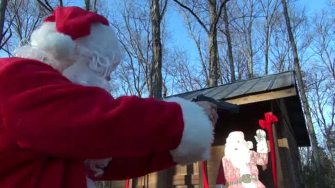 Un père NOEL joue Jingle Bells avec un pistolet Colt 1911