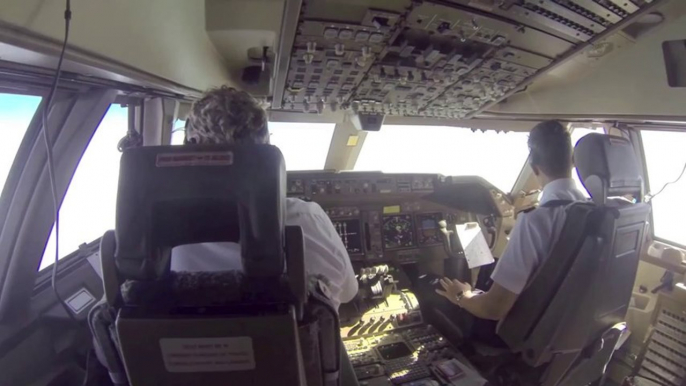 Awesome video from the Cockpit of a 747 airplane - Flying Around the World