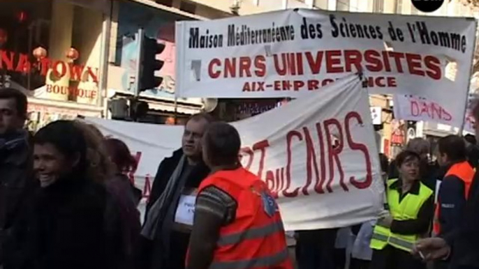 enseignants-chercheurs; étudiants et professeurs manifestent