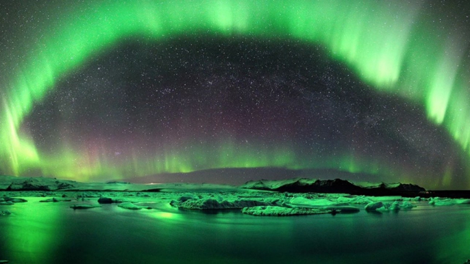 Ski à travers les paysages d'Islande