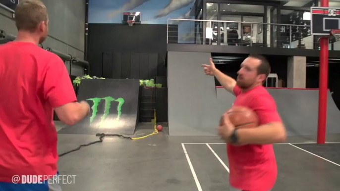 Des gros trickshots en basketball dans le skate park privé de Rob Dyrdek : Fantasy Factory Edition