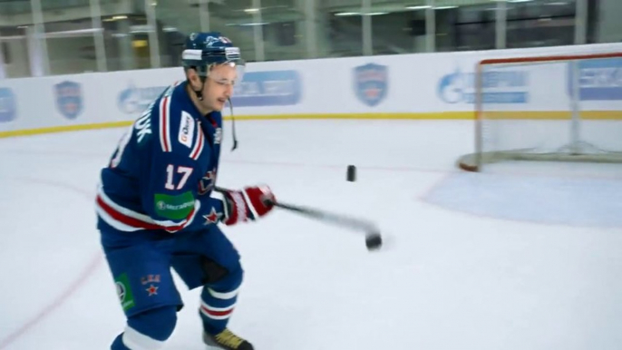 Hockey sur glace : il jongle avec 2 pallets et met les 2 au fond du but! Trick shot de dingue!