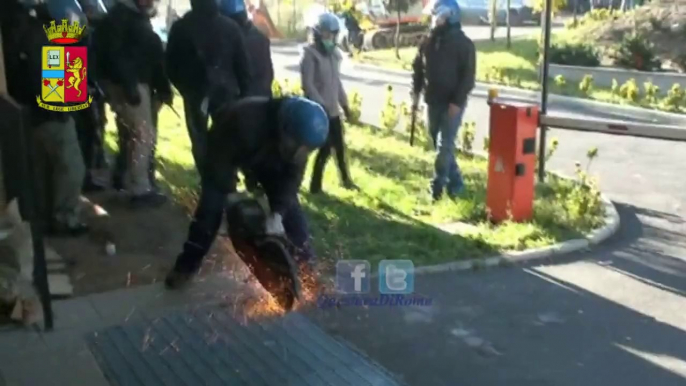 Roma - La Polizia sgombera stabile occupato a ponte di nona Roma Est (05.12.13)