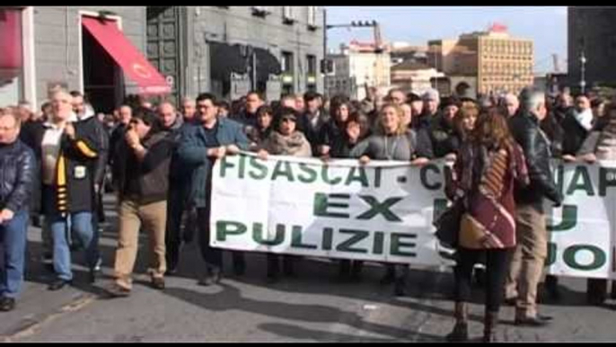 Napoli - La protesta delle ditte di pulizia ospedali -live- (15.01.14)