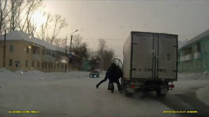 Fight + Fail : russian driver VS walker!