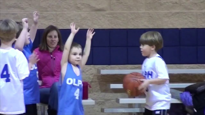 Top 10 de basket-ball piégé - il introduit son fils en numéro 1.... Marrant et trop mignon!