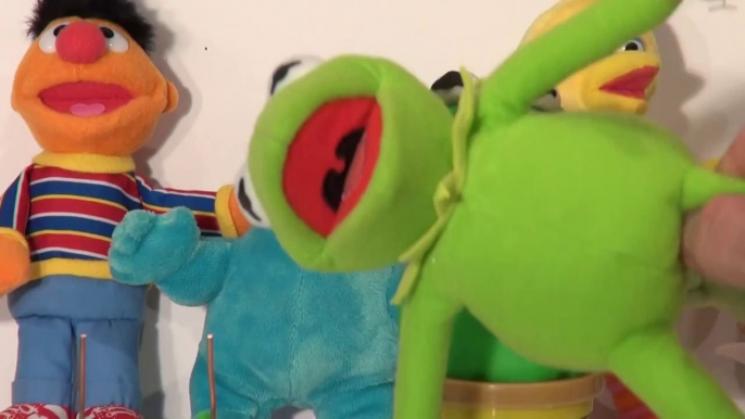 Play Doh Sesame Street , Kermit the Frog, we make Kermit the Frog out of Play Doh   lol