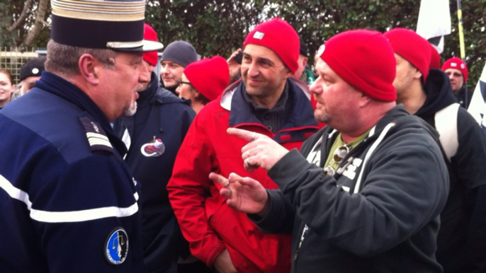 Bonnets rouges et gendarmes discutent