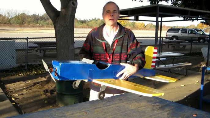 Un écureuil vole un avion télécommandé !!