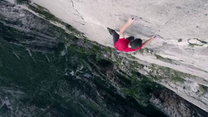 Alex Honnold escalade une paroi de 450 mètres sans protection