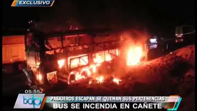 Bus interprovincial repleto de pasajeros se incendió en la Panamericana Sur (1/2)