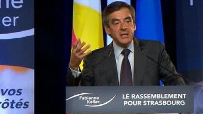 Quand François Fillon raille le casque de François Hollande - 26/03