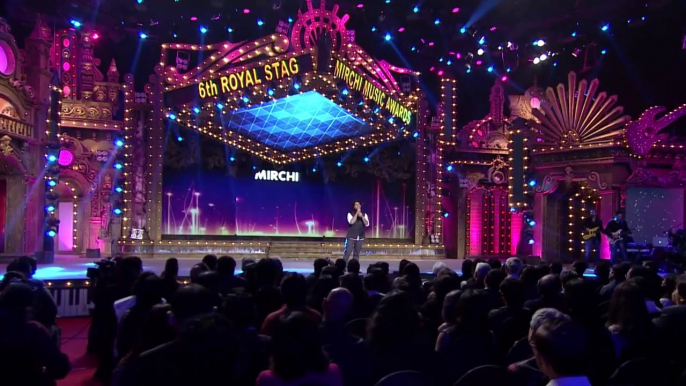 Arijit Singh gets @iamsrk down on his knees at the 6th Royal Stag Mirchi