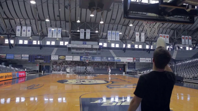 Le roi du Freesbee.. Trickshots de fou sur un terrain de Basket!