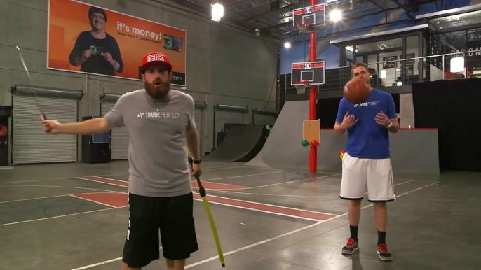 Trick Shots de fou en basket, Arc, Tennis... Gros Fake mais fou quand même!