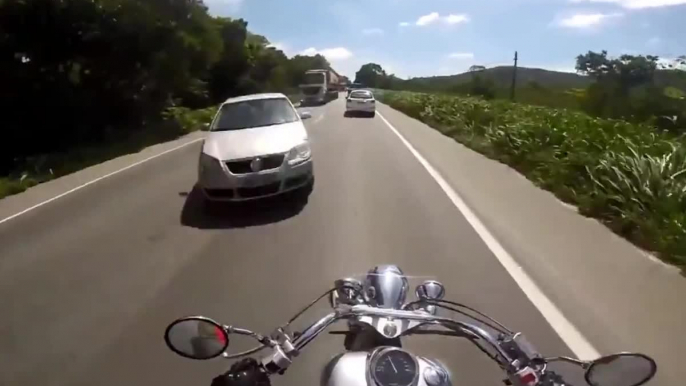 Un motard évite une voiture de justesse