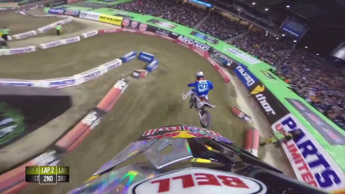 Caméra embarquée sur un pilote de moto supercross... Impressionnant!