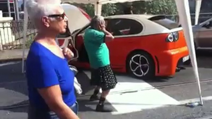 Un vieux danse comme un dingue sur un Show de Tunning! Taré...