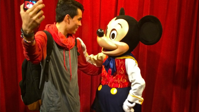 TALKING TO MICKEY MOUSE!