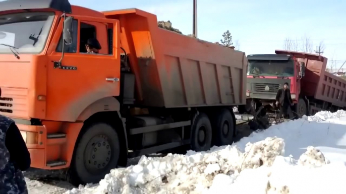 Kamaz helping Howo ( HD )