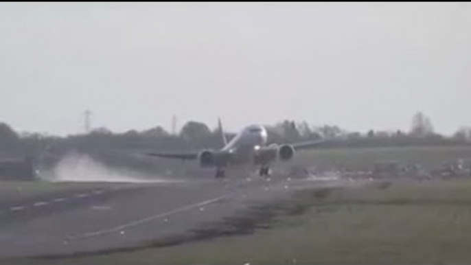 Emirates Boeing 777 aborts sideways crosswind landing at Birmingham Airport