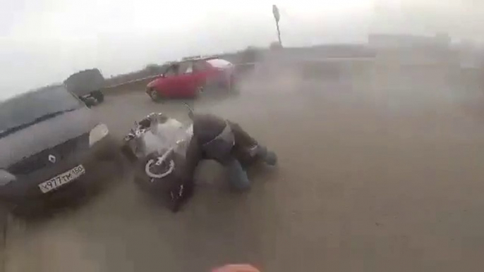 Un motard se prend une portière a grande vitesse : gros accident de moto!