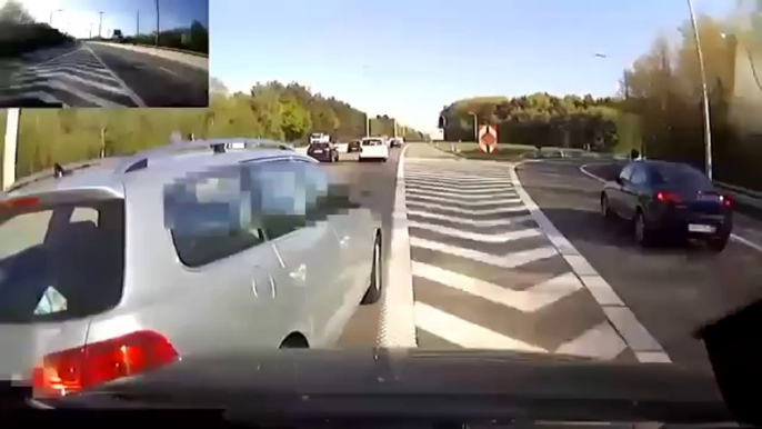 Violent ROAD RAGE : crazy car driver strikes a truck!