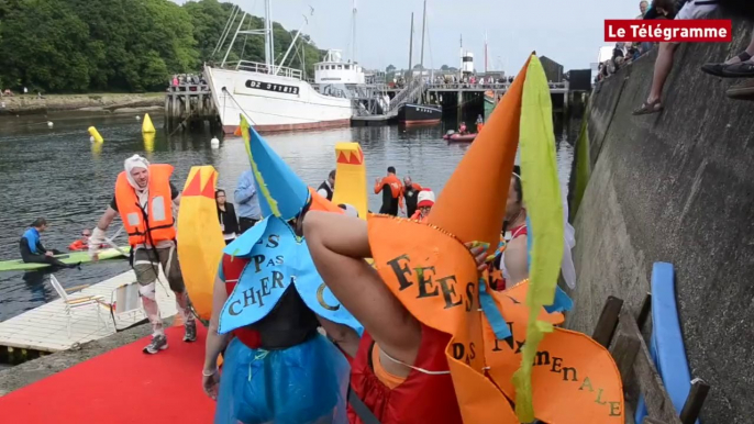 Douarnenez. Bateaux en carton : fous rires garantis !