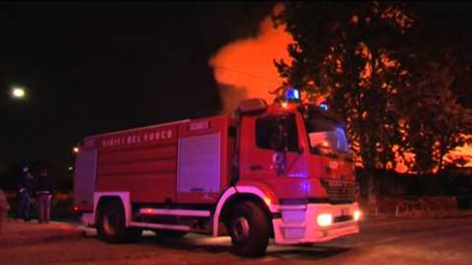 Napoli - Incendio all'ex campo rom di Poggioreale (12.05.14)