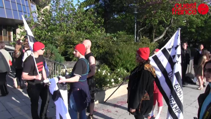 Manifestation de militants bretons devant le tribunal correctionnel de Rennes