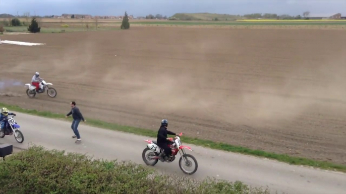 Motocross VS agriculteur! Pas de cross dans son champs...