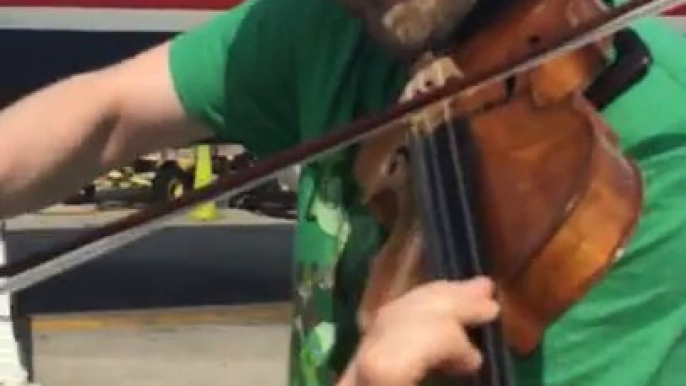 US Airways interdit à ces musiciens de prendre leurs violons, ils vont donc jouer dans l'aéroport!