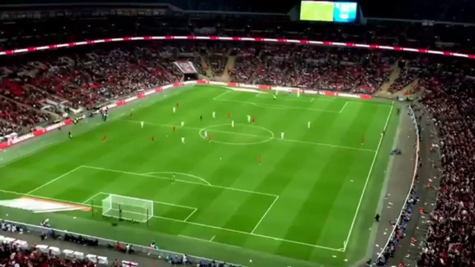 Paper airplane launched from the top of Wembley Stadium ends its voyage in an unexpected way | England vs. Peru