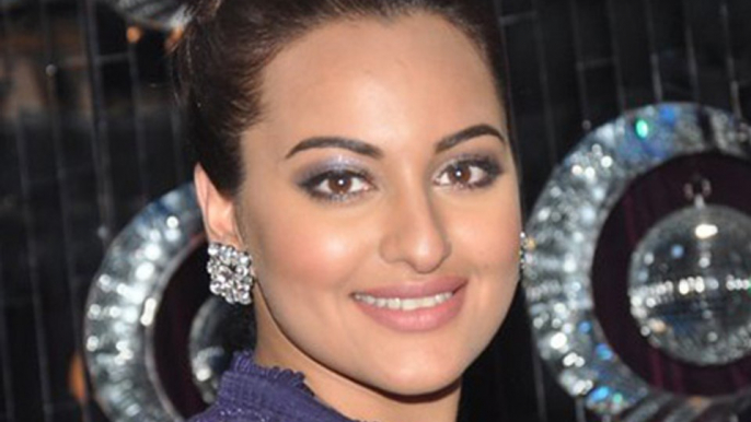 Sonakshi Sinhas Shocking Wardrobe Malfunction