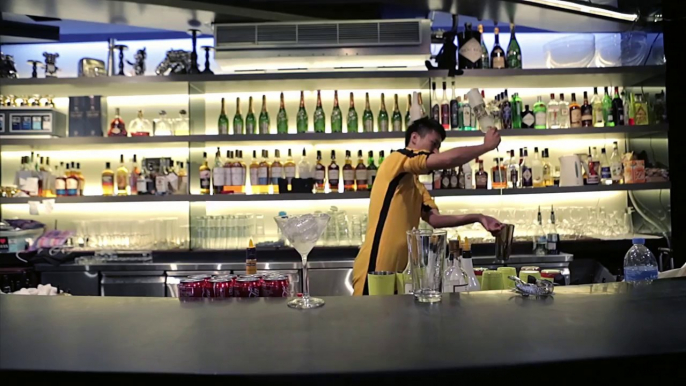 Barman jongleur : le Bruce Lee de la bouteille!